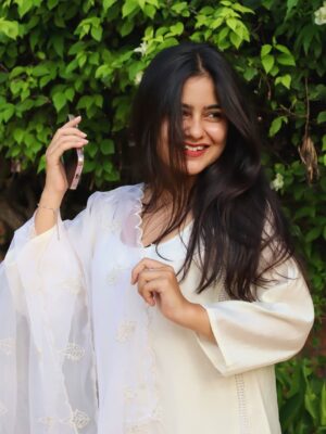 Mehak Bhagtani Instagram - Ishq ka rang सफ़ेद 🤍
.
.
Clicked by @raiden.socialite ❤️
Outfit @laadliofficiall
.
#suit #trend #fyp #explore #traditional #whitesuit