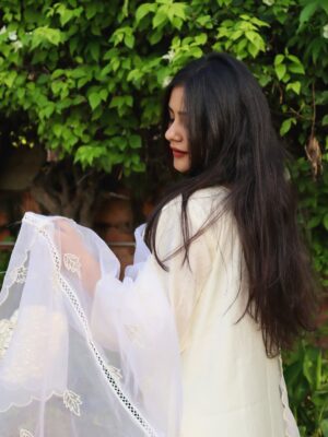 Mehak Bhagtani Instagram - Ishq ka rang सफ़ेद 🤍
.
.
Clicked by @raiden.socialite ❤️
Outfit @laadliofficiall
.
#suit #trend #fyp #explore #traditional #whitesuit