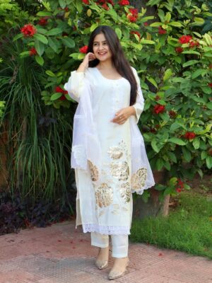 Mehak Bhagtani Instagram - Ishq ka rang सफ़ेद 🤍
.
.
Clicked by @raiden.socialite ❤️
Outfit @laadliofficiall
.
#suit #trend #fyp #explore #traditional #whitesuit