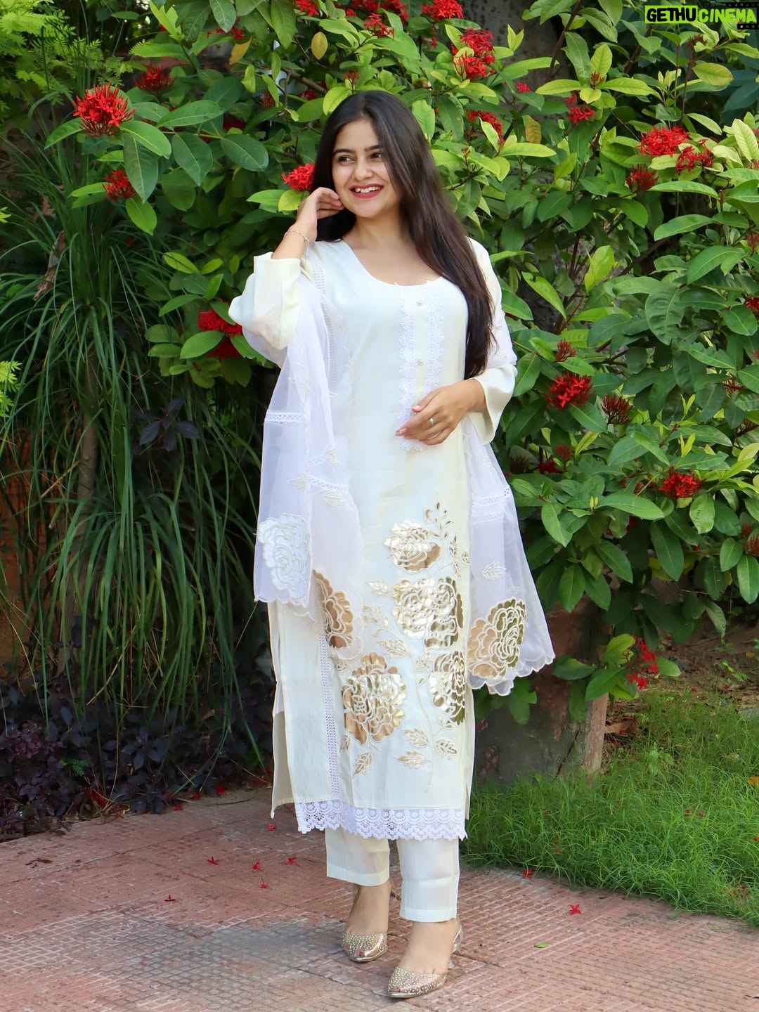 Mehak Bhagtani - 32.9K Likes - Ishq ka rang सफ़ेद 🤍
.
.
Clicked by @raiden.socialite ❤️
Outfit @laadliofficiall 
.
#suit #trend #fyp #explore #traditional #whitesuit