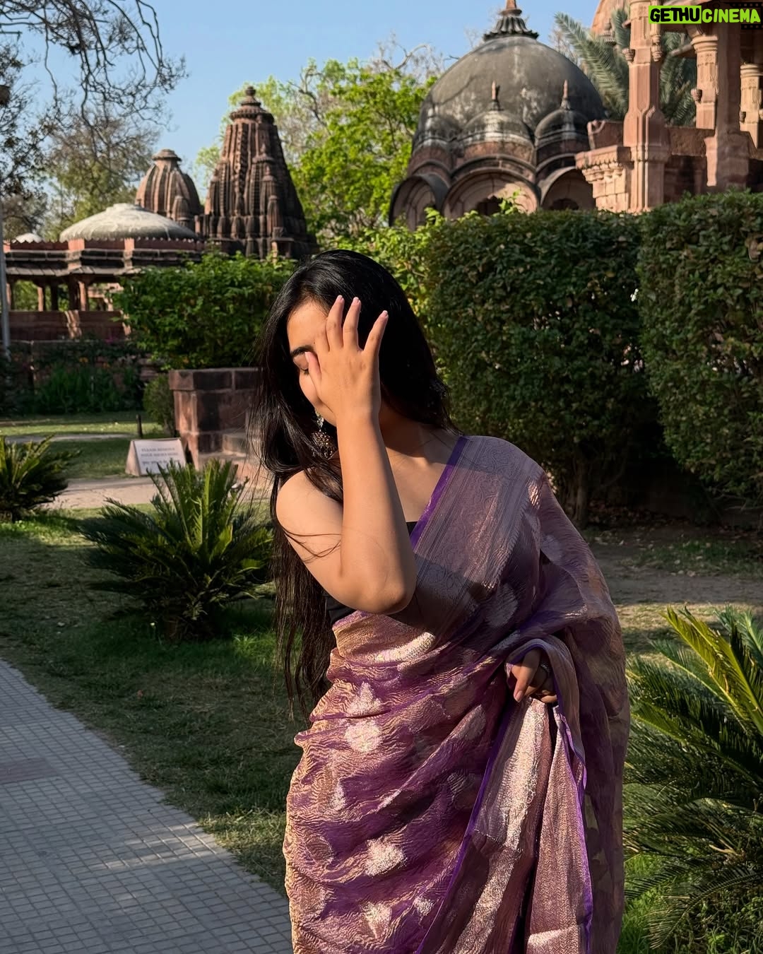 Mehak Bhagtani - 106.5K Likes - Adhuri si zaraa si mai puuri ho rahi hu!!💜
 lyrics has my heart 🥹

Saree is from @sapnasarees_ 
:
:
#trend #explore #fyp