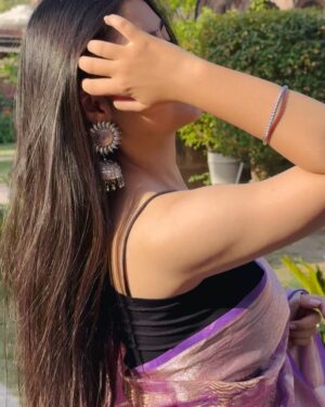 Mehak Bhagtani Instagram - Adhuri si zaraa si mai puuri ho rahi hu!!💜
lyrics has my heart 🥹
Saree is from @sapnasarees_
:
:
#trend #explore #fyp