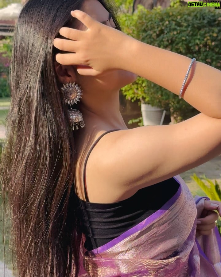 Mehak Bhagtani - 106.5K Likes - Adhuri si zaraa si mai puuri ho rahi hu!!💜
 lyrics has my heart 🥹

Saree is from @sapnasarees_ 
:
:
#trend #explore #fyp