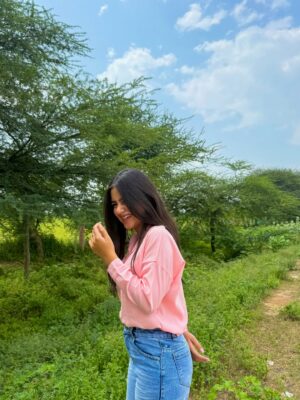 Mehak Bhagtani Instagram - Kuch toh hua hai💕
(Coz currently m obsessed with this shade of pink)🤯
.
.
#trend #explore #fyp #viral #dailypost #cute #pink