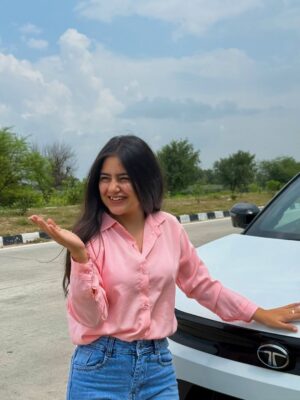 Mehak Bhagtani Instagram - Kuch toh hua hai💕
(Coz currently m obsessed with this shade of pink)🤯
.
.
#trend #explore #fyp #viral #dailypost #cute #pink