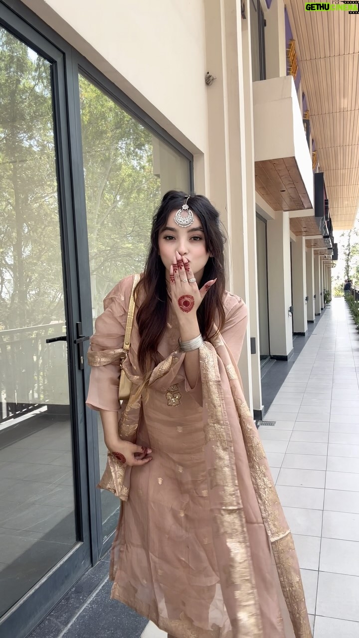 Mehak Siddiqui - 75.6K Likes - 🌙
#mehaksquad9556