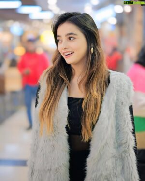 Mehak Siddiqui Instagram - “Life is beautiful, capture it✉️
#mehaksquad9556