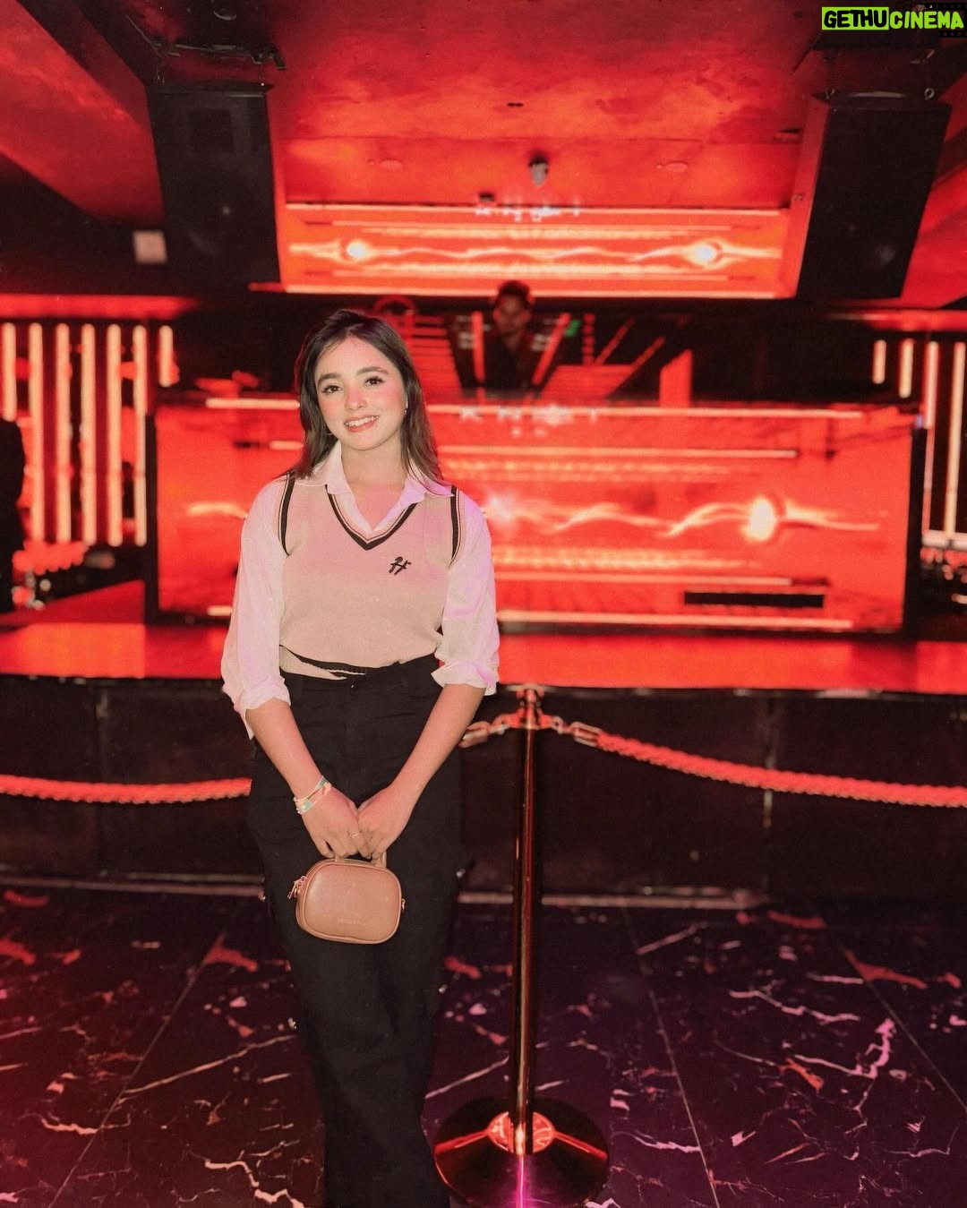 Mehak Siddiqui - 43.7K Likes - About last night 
.
Follow : @mehak_siddiqui9556 
.
.
#mehaksquad9556 #party