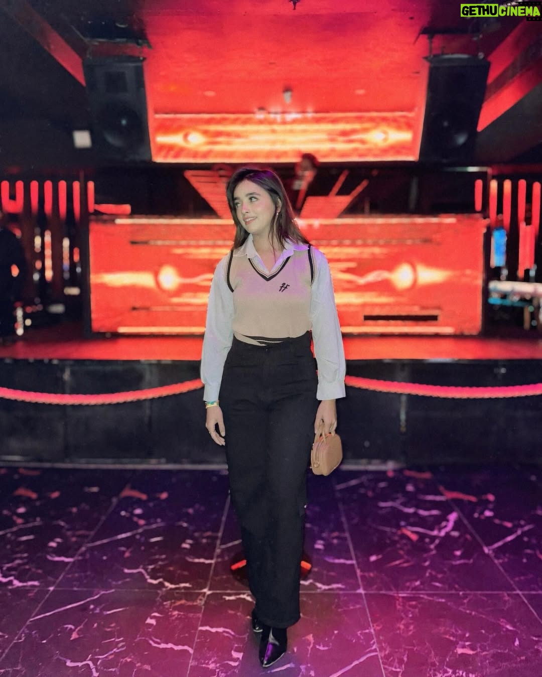 Mehak Siddiqui - 43.7K Likes - About last night 
.
Follow : @mehak_siddiqui9556 
.
.
#mehaksquad9556 #party