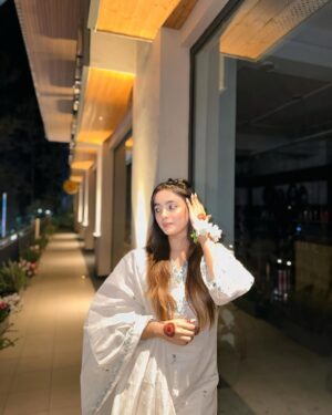 Mehak Siddiqui Instagram - Chand raat mubarak🌙
#mehaksquad9556