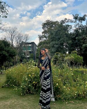 Mehek otwal Instagram - Black saree 🖤✨ 
#mehek_otwal
