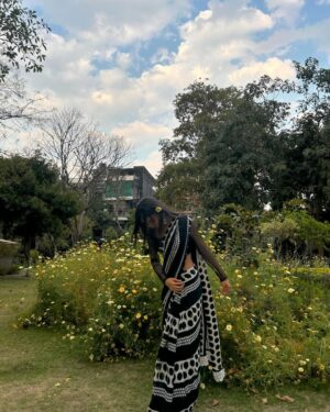 Mehek otwal Instagram - Black saree 🖤✨ 
#mehek_otwal