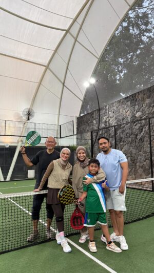 Meisya Siregar Instagram - Finally Padel of the week ❤️
ternyata maen ber 4 an aja 2 jam ituuu menyenangkannnn lhooooo !!!
Endorphin mode on ☺️☺️☺️