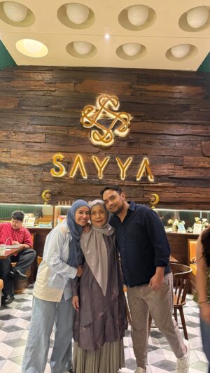Meisya Siregar Instagram - Segala puji kepada Allah yg sudah memberikan jatah nafas untuk Mama Dhani , mertua rasa Ibu Kandung ku ...❤️
Peluang pahala , jalan syurga dan doa mustajab di setiap sujud mama untuk @bebi_romeo khususnya dan untuk kami anak mantu dan cucu cucu semua plus anak anak kucing mama di rumah 😇🤣
Doa kami semoga Mama Dhani selalu Allah limpahkan karunia sehat , keberkahan hidup, kebahagiaan juga keselamatan dunia dan akhirat ya Mama Sayang 😘
Love you so much for the sake of Allah 😘