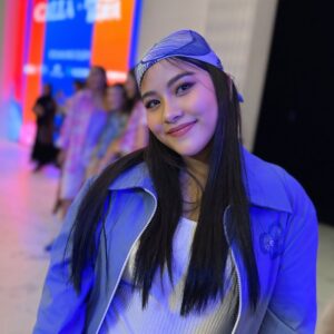 Meisya Siregar Instagram - Senengggg bgt @songlouisa__ di ajakin @papahedwan_beneran Fashion Show lagi bersama gank nyaaah , stelah bertahun2 lamanya trakhir show sm papah 🤣
super Gemes smua koleksi @callathelabel X @filmranggacinta berasa bgt langsung masuk vibe masa remaja ku dulu 🤣🤣🤣

jadi ga sabar nonton film nya pasti nostalgic bgttt ... ❤️
sekalian ngintip rumah kita yg di pake jadi rumah nya Cinta ato Rangga yah ??? Entahlah. 🤣

2 Oktober tayang gaesss ...