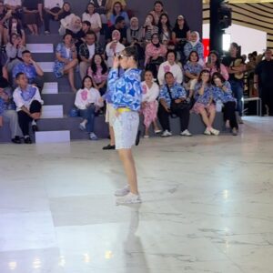 Meisya Siregar Instagram - Senengggg bgt @songlouisa__ di ajakin @papahedwan_beneran Fashion Show lagi bersama gank nyaaah , stelah bertahun2 lamanya trakhir show sm papah 🤣
super Gemes smua koleksi @callathelabel X @filmranggacinta berasa bgt langsung masuk vibe masa remaja ku dulu 🤣🤣🤣
jadi ga sabar nonton film nya pasti nostalgic bgttt ... ❤️
sekalian ngintip rumah kita yg di pake jadi rumah nya Cinta ato Rangga yah ??? Entahlah. 🤣
2 Oktober tayang gaesss ...