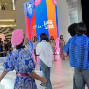 Meisya Siregar Instagram - Senengggg bgt @songlouisa__ di ajakin @papahedwan_beneran Fashion Show lagi bersama gank nyaaah , stelah bertahun2 lamanya trakhir show sm papah 🤣
super Gemes smua koleksi @callathelabel X @filmranggacinta berasa bgt langsung masuk vibe masa remaja ku dulu 🤣🤣🤣
jadi ga sabar nonton film nya pasti nostalgic bgttt ... ❤️
sekalian ngintip rumah kita yg di pake jadi rumah nya Cinta ato Rangga yah ??? Entahlah. 🤣
2 Oktober tayang gaesss ...