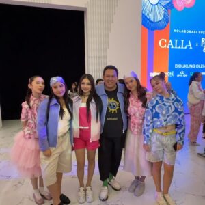 Meisya Siregar Instagram - Senengggg bgt @songlouisa__ di ajakin @papahedwan_beneran Fashion Show lagi bersama gank nyaaah , stelah bertahun2 lamanya trakhir show sm papah 🤣
super Gemes smua koleksi @callathelabel X @filmranggacinta berasa bgt langsung masuk vibe masa remaja ku dulu 🤣🤣🤣
jadi ga sabar nonton film nya pasti nostalgic bgttt ... ❤️
sekalian ngintip rumah kita yg di pake jadi rumah nya Cinta ato Rangga yah ??? Entahlah. 🤣
2 Oktober tayang gaesss ...
