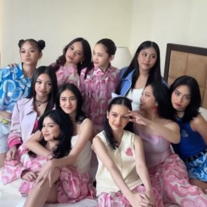 Meisya Siregar Instagram - Senengggg bgt @songlouisa__ di ajakin @papahedwan_beneran Fashion Show lagi bersama gank nyaaah , stelah bertahun2 lamanya trakhir show sm papah 🤣
super Gemes smua koleksi @callathelabel X @filmranggacinta berasa bgt langsung masuk vibe masa remaja ku dulu 🤣🤣🤣
jadi ga sabar nonton film nya pasti nostalgic bgttt ... ❤️
sekalian ngintip rumah kita yg di pake jadi rumah nya Cinta ato Rangga yah ??? Entahlah. 🤣
2 Oktober tayang gaesss ...