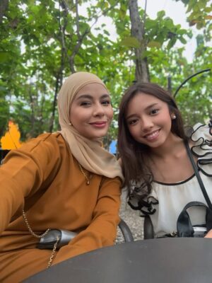 Meisya Siregar Instagram - Posting foto @lyricssyabila ah sekali kali ...
si anak yg paling dewasa klo udah urusan parenthood.
suka protes kalo Bunda sm Papa nya suka iya iya in adek adek nya minta ini itu di bolehin.
si anak yg paling sensitif kalo ade nya kenapa kenapa sampe nangis ...
" aku ngerasa kurang waktu buat @songlouisa__ , aku ga mau dia jauh dr aku ... " 🥺😥
sementara adeknya karakternya kebalikan yg cuek bebek cengengesan doang ... 🫣
si anak yg paling perhitungan klo mo beli barang pasti mikir berkali2.
paling seneng belanja Thrift di Pasar Baru & Pasar Senen.
trus sebagian di pake, sebagian lg dia jual lagi buat jajan ... ( follow ya dagangannya Syabila di @koleksi.kelora koleksi kenangan lama seseorang ). 

dan baju yg dia pake di foto ini adalah baju temuan dia di thrift yg harga nya cuma 35 ribu an ... 

Ahahahhahhaaa kakak sayang ...
makasih ya udah ngajarin Bunda Papa hidup lebih bijaksana ...
stay humble and stay on the ground.
love you !