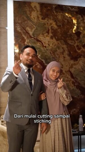 Meisya Siregar Instagram - Bespoke Suit untuk musisi ternama Indonesia @bebi_romeo karya @sikamba.tailor
Setelah melalui proses Drafting Pattern, Raw Fitting dan akhirnya masuk ke tahap Final Fitting. Bespoke suit dari Sikamba ini telah menemani beliau untuk acara musiknya yang bertajuk “Mahakarya Cinta” Bebi Romeo x Rieka Roslan🥹
Thankyou for trusting us, Mr. Bebi Romeo!
Untuk kamu yang ingin punya jas yang sama seperti Bebi Romeo, segera hubungi admin Sikamba yaa!
#sikambatailor #tailor #ceritasikamba
