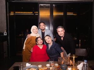 Meisya Siregar Instagram - Kemarin bersenang senang menemani suami asli ( bukan mantan halu ) show dari sore sampe mlm nya berasa kembali muda krn ada teh @rieka.roslan bikin @bebi_romeo jogeddd 🤣

such a fun night to remember ❤️

Jas @bebi_romeo : @sikamba.tailor