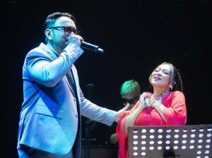 Meisya Siregar Instagram - Kemarin bersenang senang menemani suami asli ( bukan mantan halu ) show dari sore sampe mlm nya berasa kembali muda krn ada teh @rieka.roslan bikin @bebi_romeo jogeddd 🤣

such a fun night to remember ❤️

Jas @bebi_romeo : @sikamba.tailor