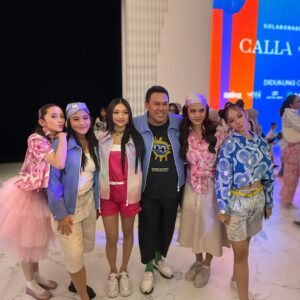 Meisya Siregar Instagram - Senengggg bgt @songlouisa__ di ajakin @papahedwan_beneran Fashion Show lagi bersama gank nyaaah , stelah bertahun2 lamanya trakhir show sm papah 🤣
super Gemes smua koleksi @callathelabel X @filmranggacinta berasa bgt langsung masuk vibe masa remaja ku dulu 🤣🤣🤣

jadi ga sabar nonton film nya pasti nostalgic bgttt ... ❤️
sekalian ngintip rumah kita yg di pake jadi rumah nya Cinta ato Rangga yah ??? Entahlah. 🤣

2 Oktober tayang gaesss ...