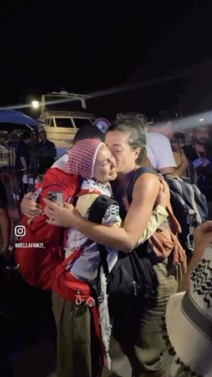 Meisya Siregar Instagram - Credits @bellafawzi_ , izin aku repost video nya ya sayang ...
mau liatin sama 2 juta followers aku ...
perjuangan para delegasi @globalsumudflotilla dr seluruh dunia spt apa ..., biar aku ga nangis sendirian terharu nya .... 😭🥺😥
FYI, @wandahamidahbsa satu2 nya perwakilan Indonesia yg akhirnya "lolos" bisa berlayar di hari terakhir dan kapal terakhir, dan cewe 1-1 nya di kapal itu. ngikutin bbrp temen2 delegasi yg brangkat ada @chikifawzi @muhammad93r @mhuseingazaofficial @risalahamar_ dan banyaaaak lagi, aku bayangin nya aja udah ga sanggup 😭 krn betapa besarnya ujian dan tantangan yg mrk hadapi di Tunisia🥺
Kalian semua luar biasa Mashaa Allah… 😭
dan liat video ini rasanya kaya ...
Tim Indonesia jd juara dunia di World Cup ! Ya Allah ...😩
aku yg cm jd penonton aja rasanya campur aduk 😭😭😭
karena akhirnya ada 1 org perwakilan negara kita INDONESIA bs berlayar mewakili kita smua untuk memperlihatkan kpd dunia bahwa tanpa Angkatan Militer, darat, dan Udara, tanpa senjata dan amunisi, para manusia biasa yg punya nyali ini dari seluruh dunia bisa melakukan AKSI nyata ! walaupun kita tau semua ini sangat beresiko tinggi ... 😭
kita bisa apa ???
Tentu kita bs kasih dukungan misi besar ini lwt doa, donasi, boykot, dan speak out terussss dg lantang :
dear GZ ..., You are all not forgotten!!!
we are from around the world fight for you !!! you are always in my heart ! and we wont stopppp to speak out for your freedom !!!
Ya Allah, sampaikan mrk smua ke GZ dalam keadaan sehat, dan lancar !
kembalikan mrk semua ke keluarganya dlm keadaan selamat !
kawal perjalanan mrk Ya Rabb, krn hanya Engkaulah sebaik2nya tempat berlindung ...
ridhoi segala langkah mrk Ya Rabb !!!
Aamiin Ya Allah.
Peluk jauh wanita pemberani @wandahamidahbsa ❤️
I'll see u soon Wan ! Indonesia proud of you !
#globalsumudflotilla🇵🇸 #savegazapalestine🇵🇸 #savepalestine #palestinemustbefree🇵🇸🇵🇸🇵🇸
