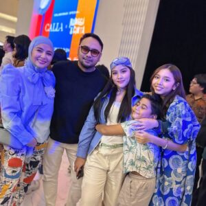 Meisya Siregar Instagram - Senengggg bgt @songlouisa__ di ajakin @papahedwan_beneran Fashion Show lagi bersama gank nyaaah , stelah bertahun2 lamanya trakhir show sm papah 🤣
super Gemes smua koleksi @callathelabel X @filmranggacinta berasa bgt langsung masuk vibe masa remaja ku dulu 🤣🤣🤣

jadi ga sabar nonton film nya pasti nostalgic bgttt ... ❤️
sekalian ngintip rumah kita yg di pake jadi rumah nya Cinta ato Rangga yah ??? Entahlah. 🤣

2 Oktober tayang gaesss ...