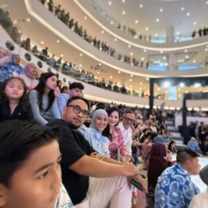 Meisya Siregar Instagram - Senengggg bgt @songlouisa__ di ajakin @papahedwan_beneran Fashion Show lagi bersama gank nyaaah , stelah bertahun2 lamanya trakhir show sm papah 🤣
super Gemes smua koleksi @callathelabel X @filmranggacinta berasa bgt langsung masuk vibe masa remaja ku dulu 🤣🤣🤣

jadi ga sabar nonton film nya pasti nostalgic bgttt ... ❤️
sekalian ngintip rumah kita yg di pake jadi rumah nya Cinta ato Rangga yah ??? Entahlah. 🤣

2 Oktober tayang gaesss ...