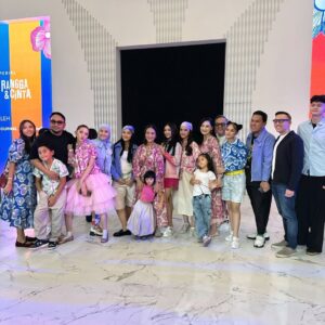 Meisya Siregar Instagram - Senengggg bgt @songlouisa__ di ajakin @papahedwan_beneran Fashion Show lagi bersama gank nyaaah , stelah bertahun2 lamanya trakhir show sm papah 🤣
super Gemes smua koleksi @callathelabel X @filmranggacinta berasa bgt langsung masuk vibe masa remaja ku dulu 🤣🤣🤣

jadi ga sabar nonton film nya pasti nostalgic bgttt ... ❤️
sekalian ngintip rumah kita yg di pake jadi rumah nya Cinta ato Rangga yah ??? Entahlah. 🤣

2 Oktober tayang gaesss ...