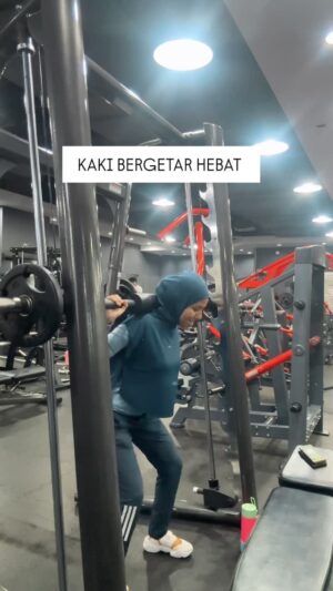 Meisya Siregar Instagram - Ada apa sih heboh Orang yg suka nge gym itu pasti ga pinter ya ? ga tega mo nulis gblk.
untungnya aku suka Padel jg, tenis, badminton, renang, yoga, pilates ...
jd aku sih ga baper 😝
cuma gemeter aja... 🤣🤣🤣
kaki nya.
abis leg day.
