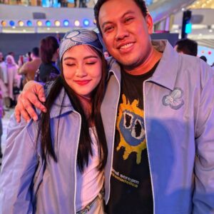 Meisya Siregar Instagram - Senengggg bgt @songlouisa__ di ajakin @papahedwan_beneran Fashion Show lagi bersama gank nyaaah , stelah bertahun2 lamanya trakhir show sm papah 🤣
super Gemes smua koleksi @callathelabel X @filmranggacinta berasa bgt langsung masuk vibe masa remaja ku dulu 🤣🤣🤣

jadi ga sabar nonton film nya pasti nostalgic bgttt ... ❤️
sekalian ngintip rumah kita yg di pake jadi rumah nya Cinta ato Rangga yah ??? Entahlah. 🤣

2 Oktober tayang gaesss ...
