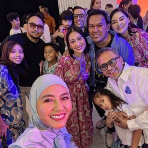 Meisya Siregar Instagram - Senengggg bgt @songlouisa__ di ajakin @papahedwan_beneran Fashion Show lagi bersama gank nyaaah , stelah bertahun2 lamanya trakhir show sm papah 🤣
super Gemes smua koleksi @callathelabel X @filmranggacinta berasa bgt langsung masuk vibe masa remaja ku dulu 🤣🤣🤣

jadi ga sabar nonton film nya pasti nostalgic bgttt ... ❤️
sekalian ngintip rumah kita yg di pake jadi rumah nya Cinta ato Rangga yah ??? Entahlah. 🤣

2 Oktober tayang gaesss ...