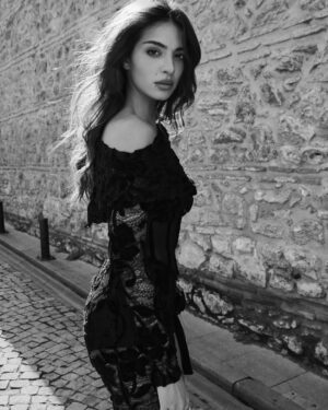 Melisa Aslı Yazıcı Instagram - 🖤