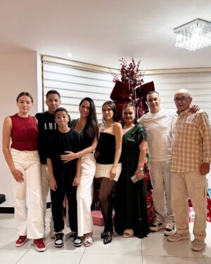 Melissa Klug Instagram - ✨🎄Feliz navidad 🎄✨
Que la magia de la navidad ilumine tu vida y la de tu familia ❤️🎁 bendiciones 💫✨