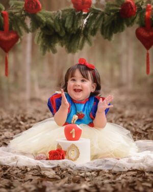 Melissa Klug Instagram - Feliz primer año de vida a mi Blanca Nieves mi princesa hermosa , es increíble como pasaron 365 días desde que llegaste a nuestras vidas y completaste mi felicidad … los tiempos de Dios son perfecto eres mi regalo del cielo que tanto lo pedí . te amo con mi vida ❤️🎁 Cayetana
