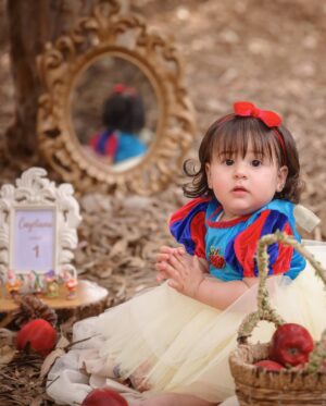 Melissa Klug Instagram - Feliz primer año de vida a mi Blanca Nieves mi princesa hermosa , es increíble como pasaron 365 días desde que llegaste a nuestras vidas y completaste mi felicidad … los tiempos de Dios son perfecto eres mi regalo del cielo que tanto lo pedí . te amo con mi vida ❤️🎁 Cayetana