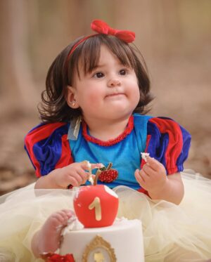 Melissa Klug Instagram - Feliz primer año de vida a mi Blanca Nieves mi princesa hermosa , es increíble como pasaron 365 días desde que llegaste a nuestras vidas y completaste mi felicidad … los tiempos de Dios son perfecto eres mi regalo del cielo que tanto lo pedí . te amo con mi vida ❤️🎁 Cayetana