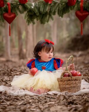 Melissa Klug Instagram - Feliz primer año de vida a mi Blanca Nieves mi princesa hermosa , es increíble como pasaron 365 días desde que llegaste a nuestras vidas y completaste mi felicidad … los tiempos de Dios son perfecto eres mi regalo del cielo que tanto lo pedí . te amo con mi vida ❤️🎁 Cayetana