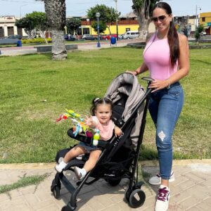 Melissa Klug Instagram - Nuestro nuevo aliado de cada paseo 🤩✨💫 amamos
@carestino.pe con 3 posiciones de respaldo el modelo NITRO es ideal para tu bebé 💛 @carestino_bebes
