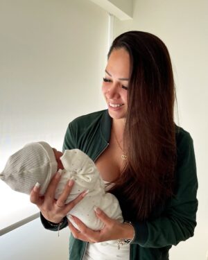 Melissa Klug Instagram - Mi corazón explota de felicidad 💕 nació mi segunda princesa mi nieta 💖AINARA💖