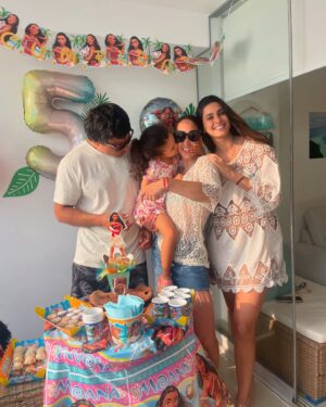 Melissa Loza Instagram - Hoy celebramos 5 años de amor puro y magia. tu risa mi niña hermosa ilumina nuestro mundo, y cada día nos enseñas a ver la vida desde una perspectiva más hermosa, eres única, valiente y llena de luz. ¡Gracias por ser tu mi estrella especial! Te amamos más de lo que las palabras puedan expresar. ♥️🥳🎉

#hastaelinfinitoymasallá 🤍