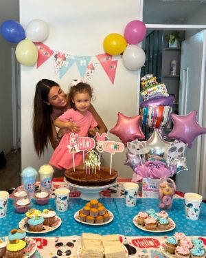 Melissa Loza Instagram - Mi ERIKITA, hermosa! Gracias por ese amor tan puro y bonito que me das día a día, gracias por ser mi mejor maestra!!!… FELIZ CUMPLEAÑOS MI NIÑA LINDA!!! Tus 4 añitos mi amor 🥳 TE AMO con todo mi ser. ♥️♥️♥️
Dios bendiga cada día de tu vida. 🤍✨
.
.
.
#hastaelinfinitoymasalla♥️