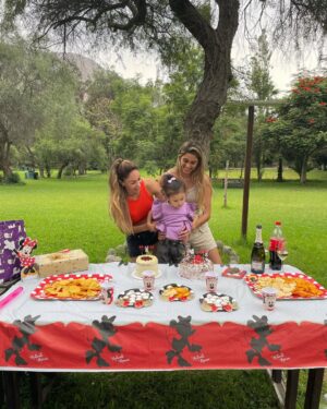 Melissa Loza Instagram - DIOS te bendiga,hija mía… FELIZ CUMPLEAÑOS! Mi niña bonita…TE AMO hija mia!…Mi ERIKITA, gracias a Dios por ti, deseo que tengas muchas bendiciones envueltas en su gran amor ♥️ 

#hastaelinfinitoymasalla♥️