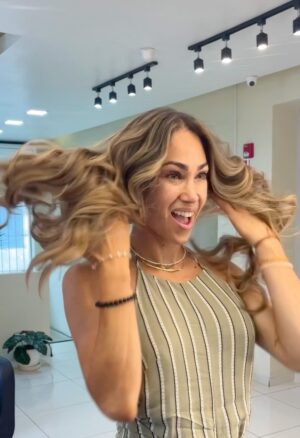 Melissa Loza Instagram - Ame los resultados 💛
cambio de look con un genio @smith.on gracias amigo eres un éxito!!! 👏🏻✨
.
.
.
@spot.salon
