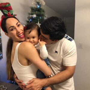Melissa Loza Instagram - La primera navidad de mi Erikita bella, estamos felices de tenerte.. te amamos!!!!! 🙌🏼♥️. Atte: Mamá, papá y hermana 🎄✨