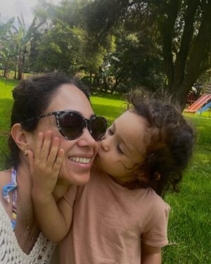 Melissa Loza Instagram - Mi ERIKITA, hermosa! Gracias por ese amor tan puro y bonito que me das día a día, gracias por ser mi mejor maestra!!!… FELIZ CUMPLEAÑOS MI NIÑA LINDA!!! Tus 4 añitos mi amor 🥳 TE AMO con todo mi ser. ♥️♥️♥️
Dios bendiga cada día de tu vida. 🤍✨
.
.
.
#hastaelinfinitoymasalla♥️