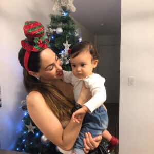 Melissa Loza Instagram - La primera navidad de mi Erikita bella, estamos felices de tenerte.. te amamos!!!!! 🙌🏼♥️. Atte: Mamá, papá y hermana 🎄✨